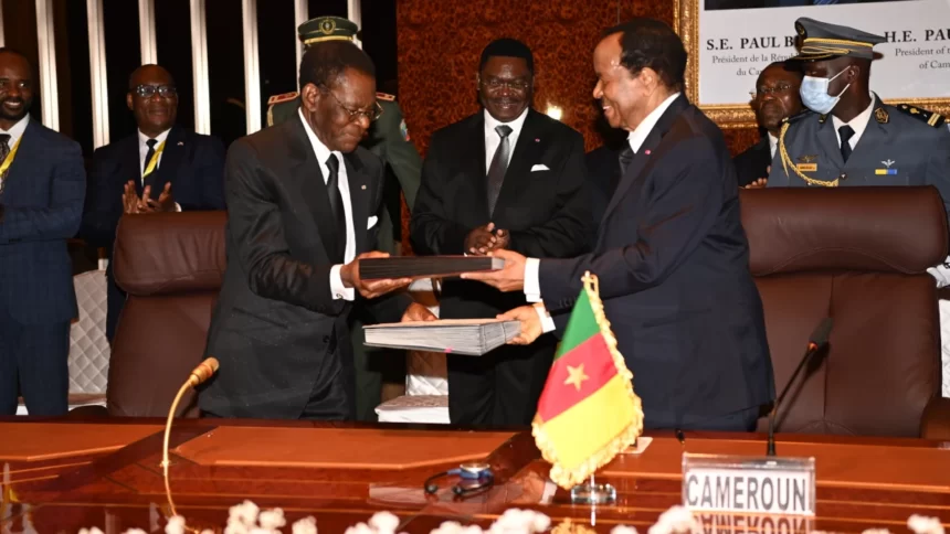 Les Président Paul Biya (Cameroun, à droite) et Président Teodoro Obiang Nguema Mbasogo (Guinée Equatoriale, à gauche)