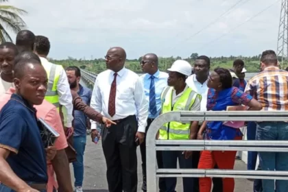 Le représentant pays de la Banque africaine de développement au Togo, Wilfrid Abiola (7e à partir de la droite) et les partenaires au projet visitent la chaussée de 2X2 voies de la route nationale n° 2 (RN2) Lomé-Aného