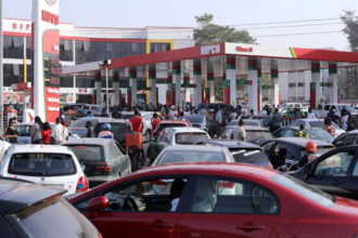 D'immenses files d'attentes aux stations-service bloquent la circulation dans les grandes villes du Nigeria depuis plus d'une semaine. (Afolabi Sotunde/REUTERS)