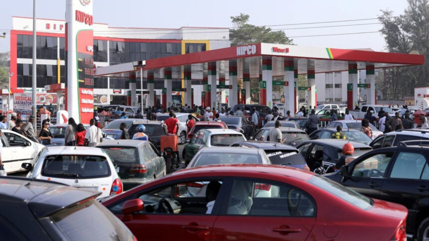 D'immenses files d'attentes aux stations-service bloquent la circulation dans les grandes villes du Nigeria depuis plus d'une semaine. (Afolabi Sotunde/REUTERS)