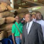Le Ministre du commerce à Batchenga lors de la vente de cacao