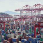 Des conteneurs dans le port de Yangshan, à Shangaï
