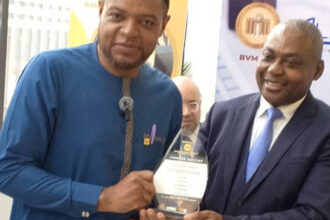 Le Directeur général d'Alios Finance Cameroun (à gauche) et le DG de la BVMAC