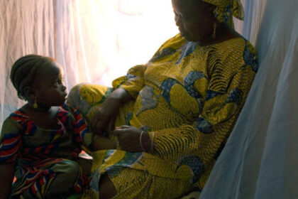 Une famille au Nigéria utilise des moustiquaires pour se protéger contre le paludisme.