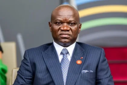 Études à l’étranger : le Gabon suspend les bourses pour les États-Unis et le Canada