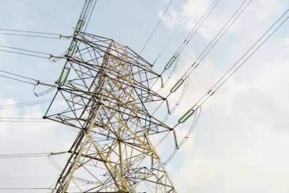 Le Cameroun ouvre le transport d’électricité aux capitaux privés : chiffres, enjeux et perspectives 17 Cameroun : la Sonatrel ouvre le transport d’électricité aux investisseurs privés pour moderniser le réseau