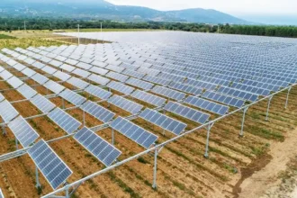 RDC : comment une centrale hybride solaire et batteries révolutionne l’énergie industrielle