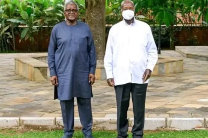ÉNERGIE : Museveni et Aliko Dangote explorent un projet de raffinerie régionale de 650 000 barils/jour en Afrique de l’Est