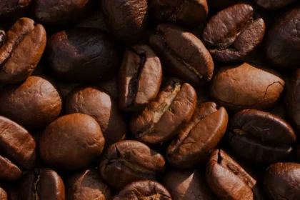 Ouganda : les recettes des exportations de café chutent de 38 % en mai, sous l’effet du recul des prix mondiaux